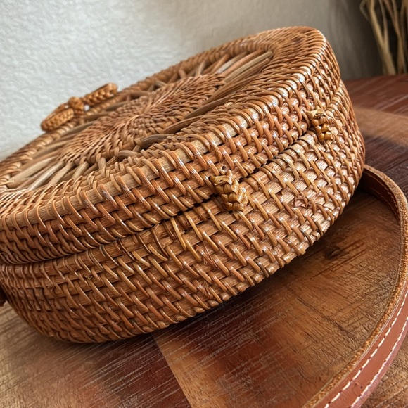 Handwoven Artisan Rattan crossbody bag, canvas lining, leather strap. - Picture 12 of 17